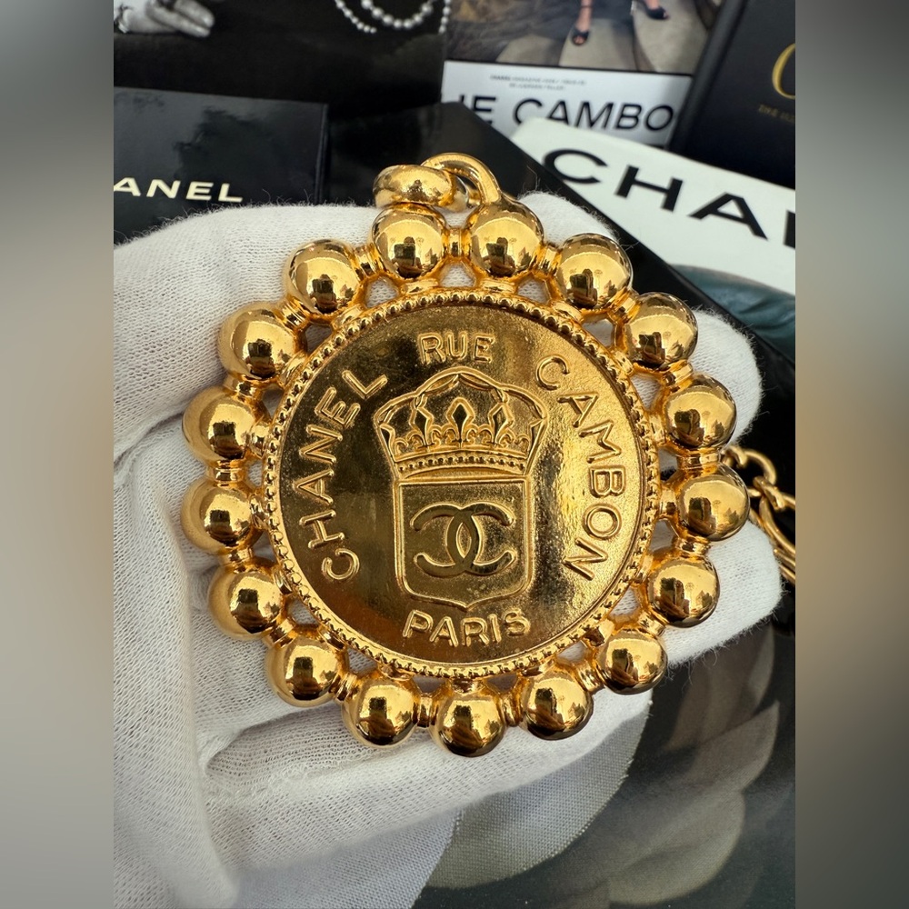 LOT 2306 24k gold plated Rihanna CHANEL 1980S VINTAGE LARGE PENDANT NECKLACE